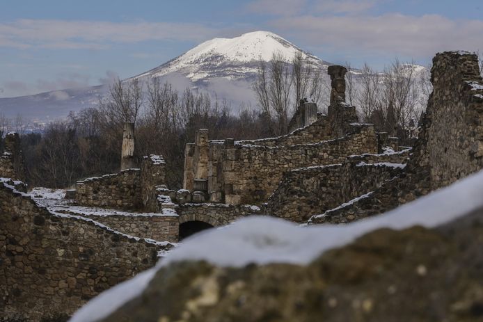 Ook de vulkaan Vesuvius en archeologische site Pompeii werden bedekt met een laagje sneeuw.