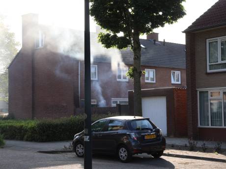 Vlammen tot boven de schutting bij brand in achtertuin in Schijndel
