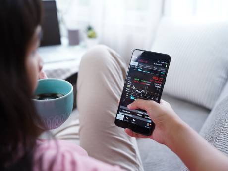 Beleggen met je smartphone is handig en snel, maar is het ook verstandig?