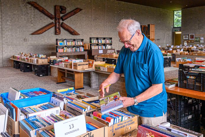 Adri Dam is druk bezig met de voorbereiding voor de allerlaatste boekenmarkt in de Pauluskerk in Oudenbosch.