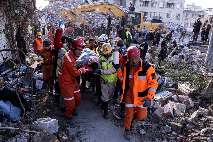 Beeld van de redding van een moeder gisteren in Antakya. Ook haar twee kinderen, een jongen en een meisje, werden nog levend van onder het puin gehaald, 228 uur na de aardbeving.