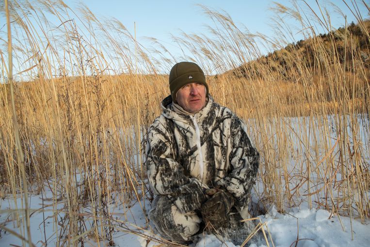 Tijgerspecialist van World Wildlife Fund-Rusland Pavel Fomenko aan het werk. Beeld Antonio Zazueta Olmos