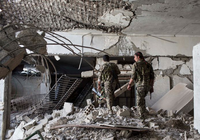 Strijders van het SDF doorzoeken het puin in Raqqa.