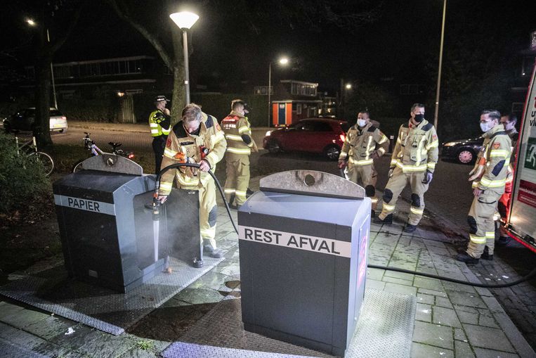 De brandweer in Arnhem blust een brandje in de wijk Geitenkamp. Al bijna een week veroorzaken groepen voornamelijk jongeren overlast in de wijk met onder meer vuurwerk, vernielingen en brandjes. Beeld ANP