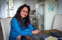 Sjaan van den Broeke (65) in haar kleine huiskamer waar kinderen en volwassenen zich echt thuis voelen.