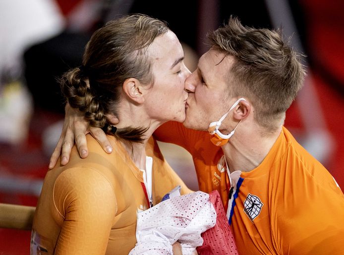 Shanne Braspenincx riceve le congratulazioni dal suo fidanzato Jeffrey Hoagland dopo aver vinto il kirin finale al velodromo di Izu ai Giochi Olimpici di Tokyo.