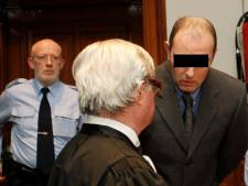 Jugé pour le meurtre de son fils, il reste impassible