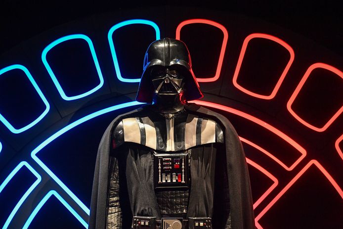 De originele helm van Star Wars-schurk Darth Vader, gedragen door acteur David Prowse, is op een veiling verkocht voor ruim een miljoen euro.