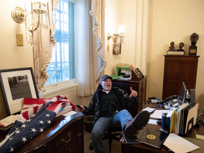 Amerikaans Openbaar Ministerie heeft het gehad met relschopper die voet op bureau van Nancy Pelosi legde tijdens bestorming Capitool
