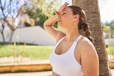 Wat te doen bij ‘boob sweat’? Dermatoloog Thomas Maselis weet raad. “Deodorant werkt enkel op deze manier”