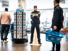 Volop diefstal bij de zelfscankassa, Albert Heijn Nijmegen plaatst agent van karton