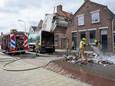 Vuilniswagen dumpt afval op straat na uitbreken brand in Roosendaal.