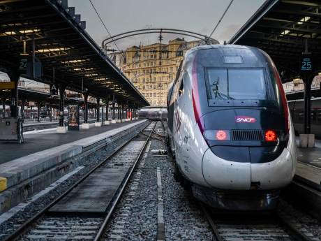 Elle dépouille un homme victime d'une crise cardiaque dans un train... après être venue à son secours