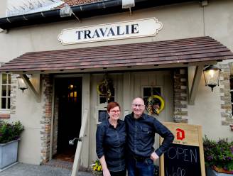 NET OPEN. Veronique (51) en Marino (51) ruilen eetwinkel in Ingelmunster voor sfeercafé Travalie in Houtave: “We leven maar één keer en dit kwam nu op onze weg”