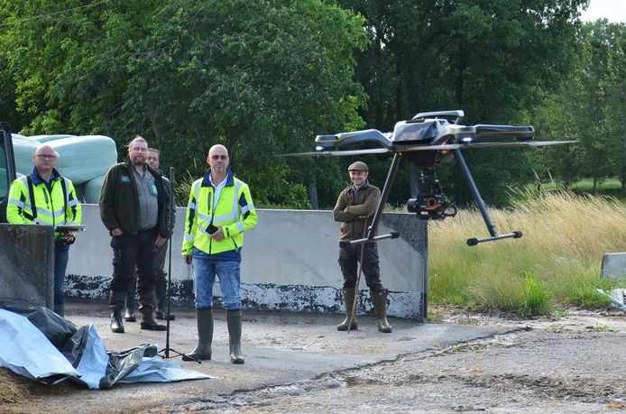De jagers van vzw De Groene Meersen en de mensen van de firma ‘Drone Division’ controleren met een drone in velden in de Stichelen in Denderhoutem of er geen dieren verscholen zitten in het gras vooraleer het wordt gemaaid.
