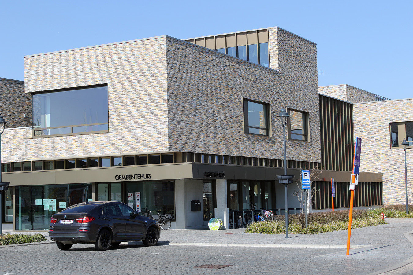 Gemeenteraad gaat gewoon door in het gemeentehuis Foto hln.be