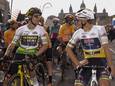 Remco Evenepoel (R) en Primoz Roglic (L).