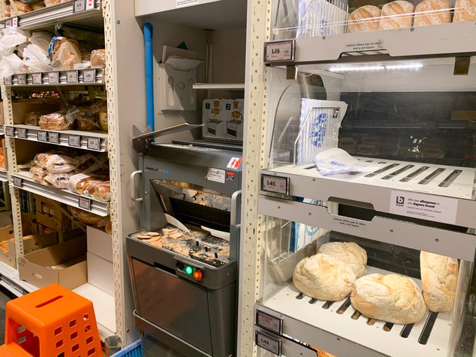 Broodsnijmachines in de supermarkt. Volgens huisarts en docent huisartsgeneeskunde Patrick Vankrunkelsven zijn ze mogelijke broeihaarden van besmetting. De sector belooft bijkomende maatregelen.