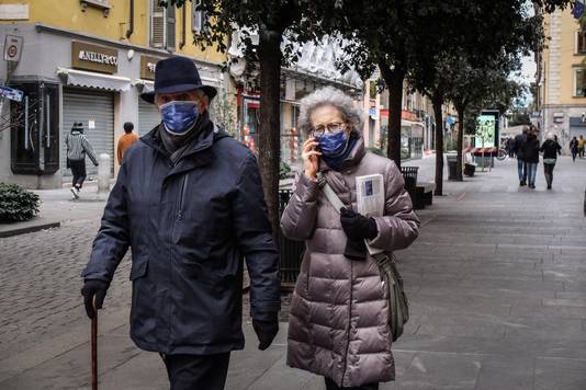 Twee mensen met een mondmasker in Milaan. Beweringen als "gezichtsmaskers kunnen verspreiding van het virus in 100 procent van de gevallen voorkomen" zijn niet langer op Facebook toegestaan, zegt een woordvoerder.