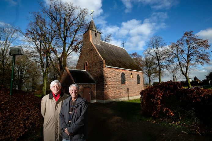 De kruiskapel in Luyksgestel is helemaal opgeknapt. Wim Raaphorst (links) en Mark Verhoeven zijn trots.