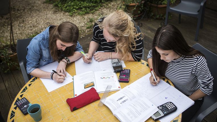 De Haarlemse scholieren Laura, Roos en Puck (vanaf links) bereiden zich in de tuin voor op het eindexamen Beeld Julius Schrank 