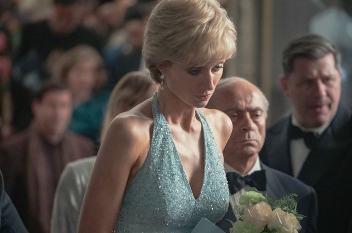 Elizabeth Debicki nel ruolo della principessa Diana in The Crown.