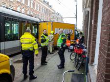 Bestelbus schiet stoep op na botsing met tram: voorbijganger (70) raakt zwaargewond