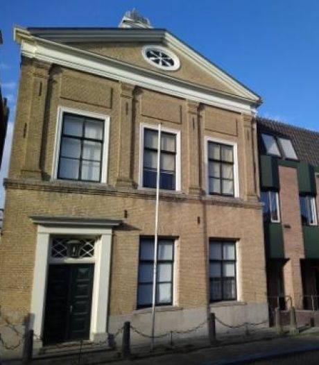Oude gemeentehuis Dirksland staat te koop: bieden kan vanaf half miljoen euro