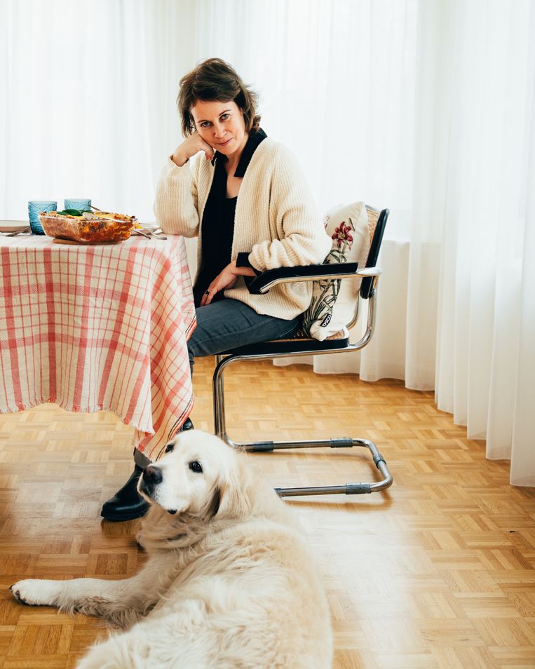 Mulders en Harriet. 'Vele mensen die een hond hebben beginnen na te denken over hun vleesconsumptie.' Beeld Rebecca Fertinel