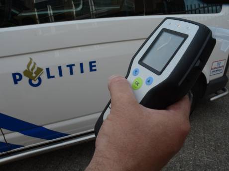 Dronken automobilist vliegt uit bocht in Bergen op Zoom, wil met andere auto plaats ongeval verlaten