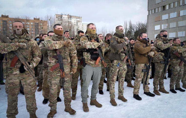 Oekraïense burgers krijgen een militaire training in de buurt van de hoofdstad Kiev.  Beeld AP