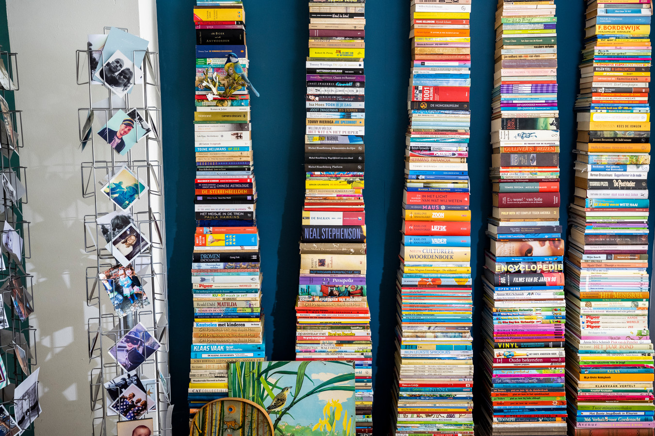 Van vitrines met poppen, tot stapels boeken: elk hoekje van Manons huis ...