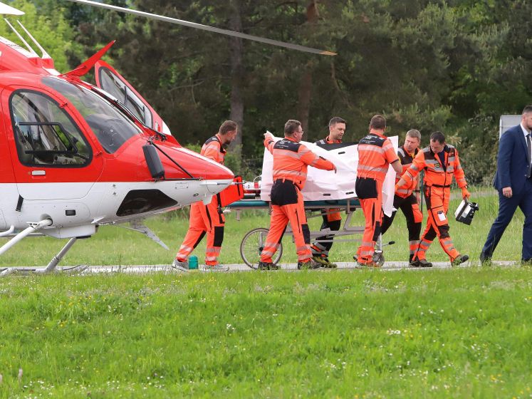 Slowaakse premier per helikopter bij ziekenhuis aangekomen