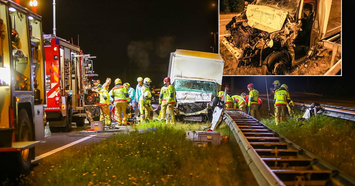 A50 volledig afgesloten na heftig ongeluk bij Beekbergen: chauffeur bakwagen zit lang bekneld.