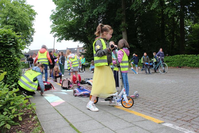 De nieuwe schoolstraat werd ingespeeld door de leerlingen