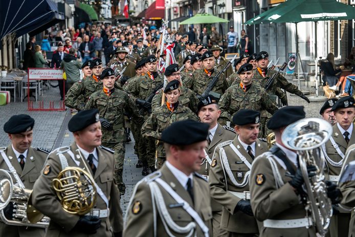 Parademars door de binnenstad gevormd door onder andere de Poolse erecompagnie.