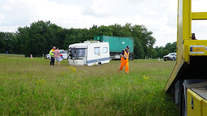 De caravan is, zonder auto, de berm ingeschoten.