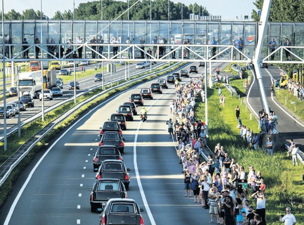 De rouwstoet van de slachtoffers van de neergestorte MH17 werd onderweg van Eindhoven naar Hilversum door duizenden mensen opgewacht. Beeld reuters