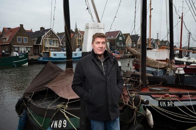 Oud visser Jan de Boer in de haven van Urk.
 Beeld Bram Petraeus