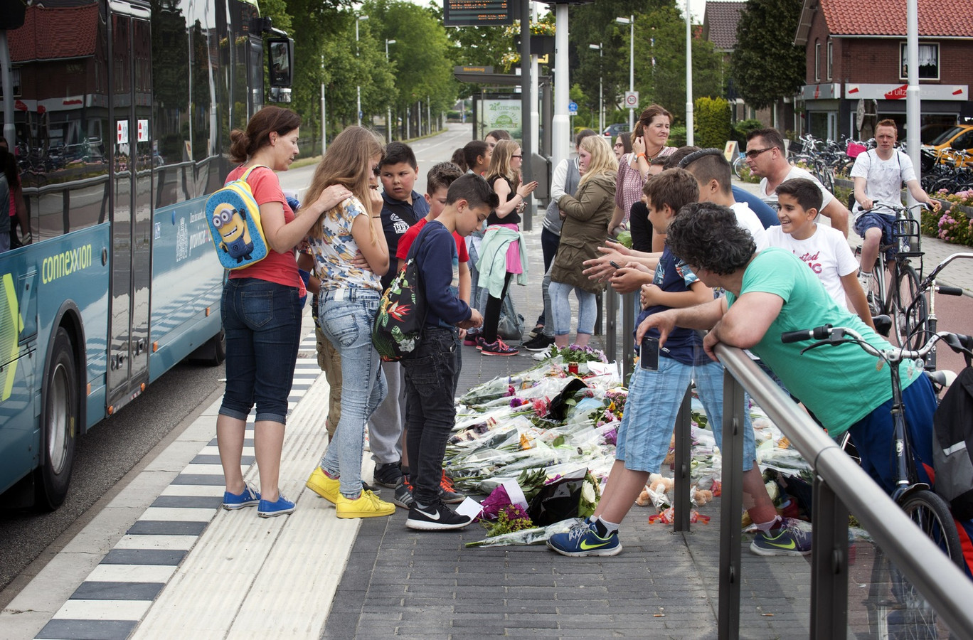 Op de plek van het ongeval bij De Meernbrug in De Meern waarbij Ilias om het leven kwam, werden daags na het ongeluk bloemen en knuffels neergelegd.