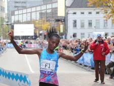 Eliud Kipchoge inspireert winnares Betty Chepleting in Marathon Eindhoven