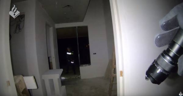 Politie deelt spannende video van zoektocht naar inbreker in huis in Weerselo