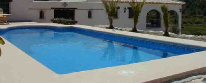 Illustratiefoto van een Spaans vakantiehuis met zwembad.