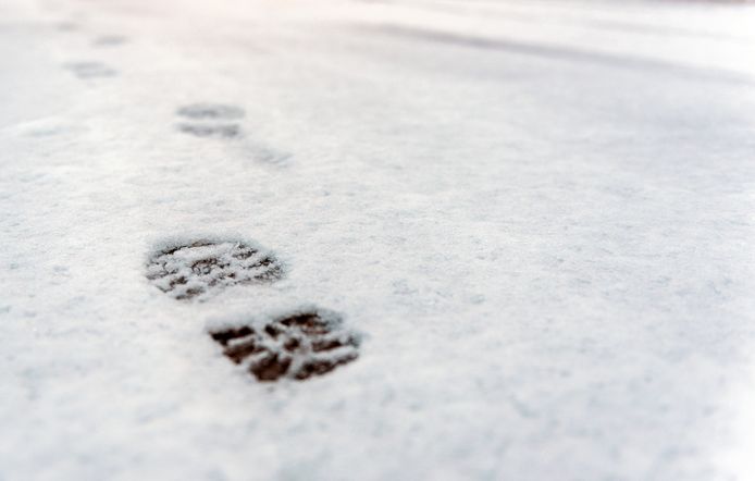 Sporen in de sneeuw leidden naar een verdachte.