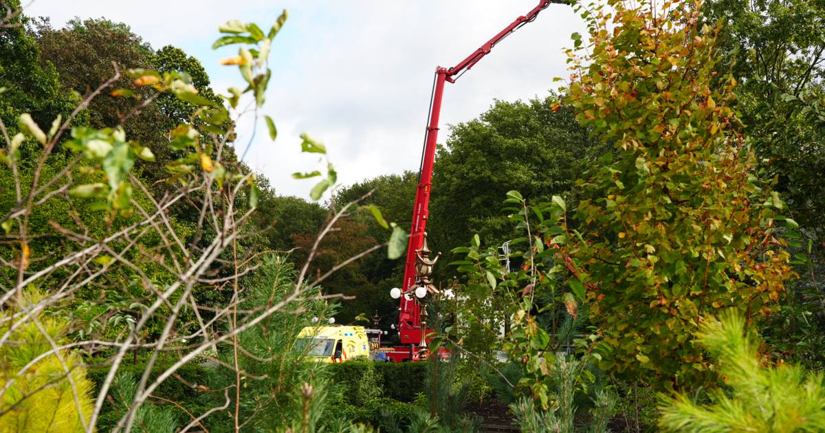 Ongeval in Efteling: medewerker gewond bij werk aan attractie, traumahelikopter in het park.
