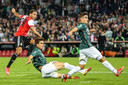 Cyriel Dessers schiet Feyenoord tussen twee verdedigers van NEC op een 5-3-voorsprong.