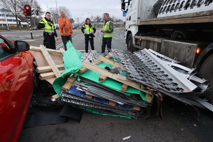 Een vrachtwagen verloor plotseling zijn lading metaal in Veldhoven.