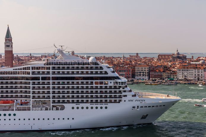 Een cruiseschip in Venetië.