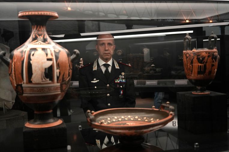 Il generale Roberto Riccardi si occupa della conservazione dei beni culturali dei Carabinieri, nel nuovo museo.  Immagine di AP