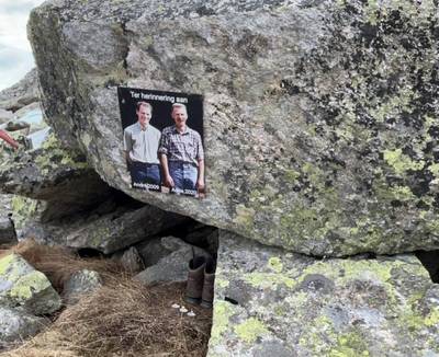 De bergschoenen van André (1964-2009) en Adrie (1963-2002) staan weer samen op een bergtop